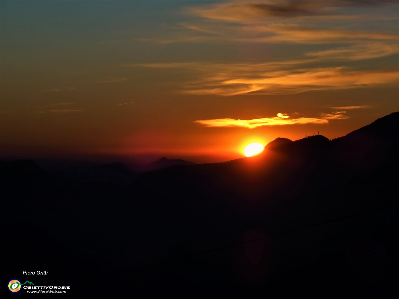 77 Da Costa Serina ammiriamo lo spettacolo del tramonto del sole che si abbassa sui monti Ubione e Linzone.JPG